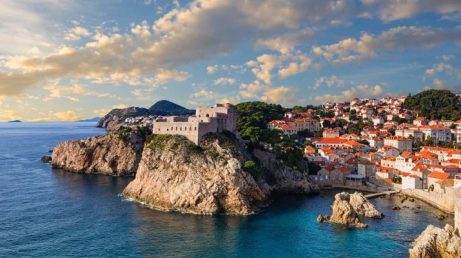 O verão europeu oferece oportunidades para conhecer praias, cidades históricas e paisagens naturais. Santorini, Roma, Algarve, Barcelona, Amsterdã, Dubrovnik, Interlaken, Paris, Innsbruck e Milão estão entre os destinos que combinam experiências culturais, gastronomia e atividades ao ar livre. Para aproveitar a estação, vale planejar o orçamento, reservar atrações com antecedência e escolher o período de acordo com o clima e o estilo de viagem desejado.