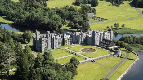 Castelos medievais, construções históricas e interiores inspirados na arquitetura gótica transformam a hospedagem em parte da experiência de viagem. Conheça seis hotéis que chamam a atenção pela atmosfera e pelo estilo arquitetônico.