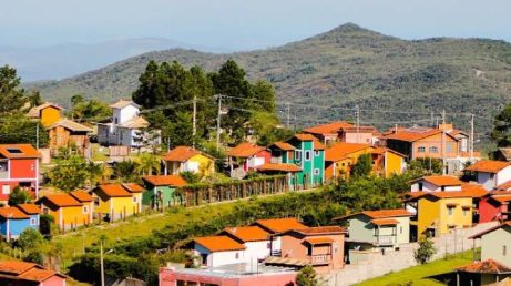 Lavras Novas, distrito de Ouro Preto, reúne atrações para diferentes estilos de viagem. Por isso, conheça sete passeios que incluem cachoeiras, paisagens de montanha, construções históricas e atividades ao ar livre.