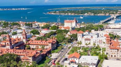 St. Augustine é uma das cidades mais antigas dos Estados Unidos e tem uma identidade bem diferente de outros destinos da Flórida. Saiba o que fazer em um dia, conheça seus principais pontos turísticos, sua história e as datas comemorativas locais.