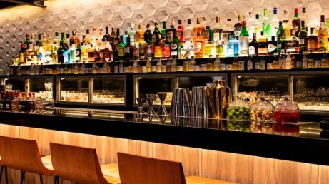O ranking reúne casas especializadas em coquetelaria, whisky e drinques autorais, com o TAN TAN ocupando a primeira posição. 