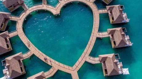 Dez resorts de luxo no Caribe disputam prêmio internacional em 2026 e oferecem experiências voltadas para viagens a dois.